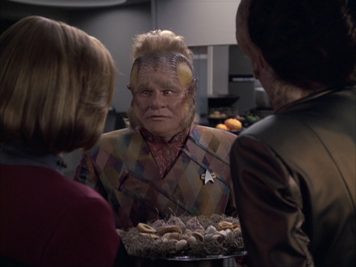 extant_StarTrek_VOY_6x07-DragonsTeeth_01282.jpg
