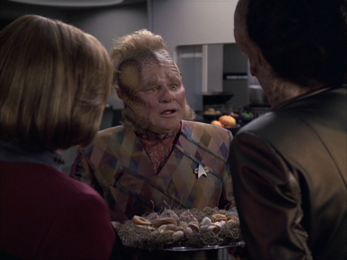 extant_StarTrek_VOY_6x07-DragonsTeeth_01284.jpg