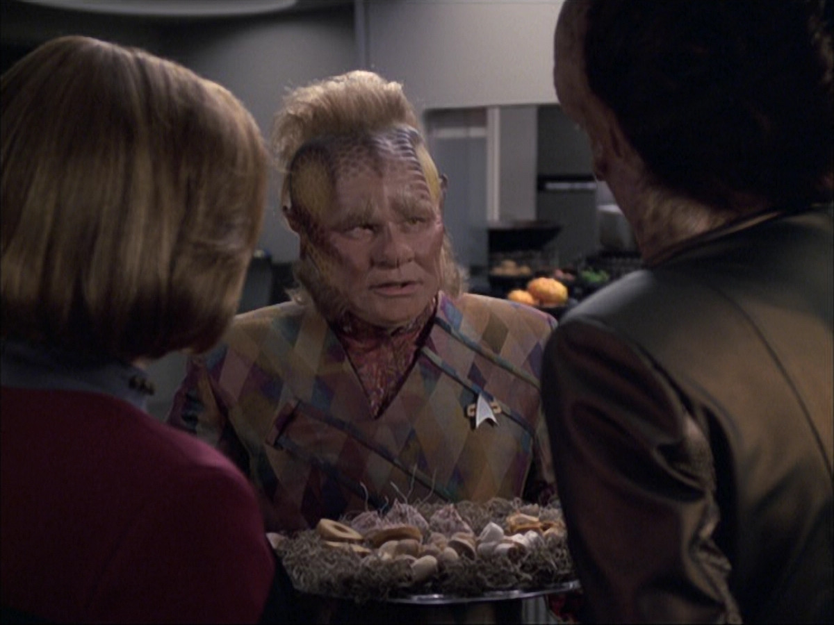 extant_StarTrek_VOY_6x07-DragonsTeeth_01287.jpg