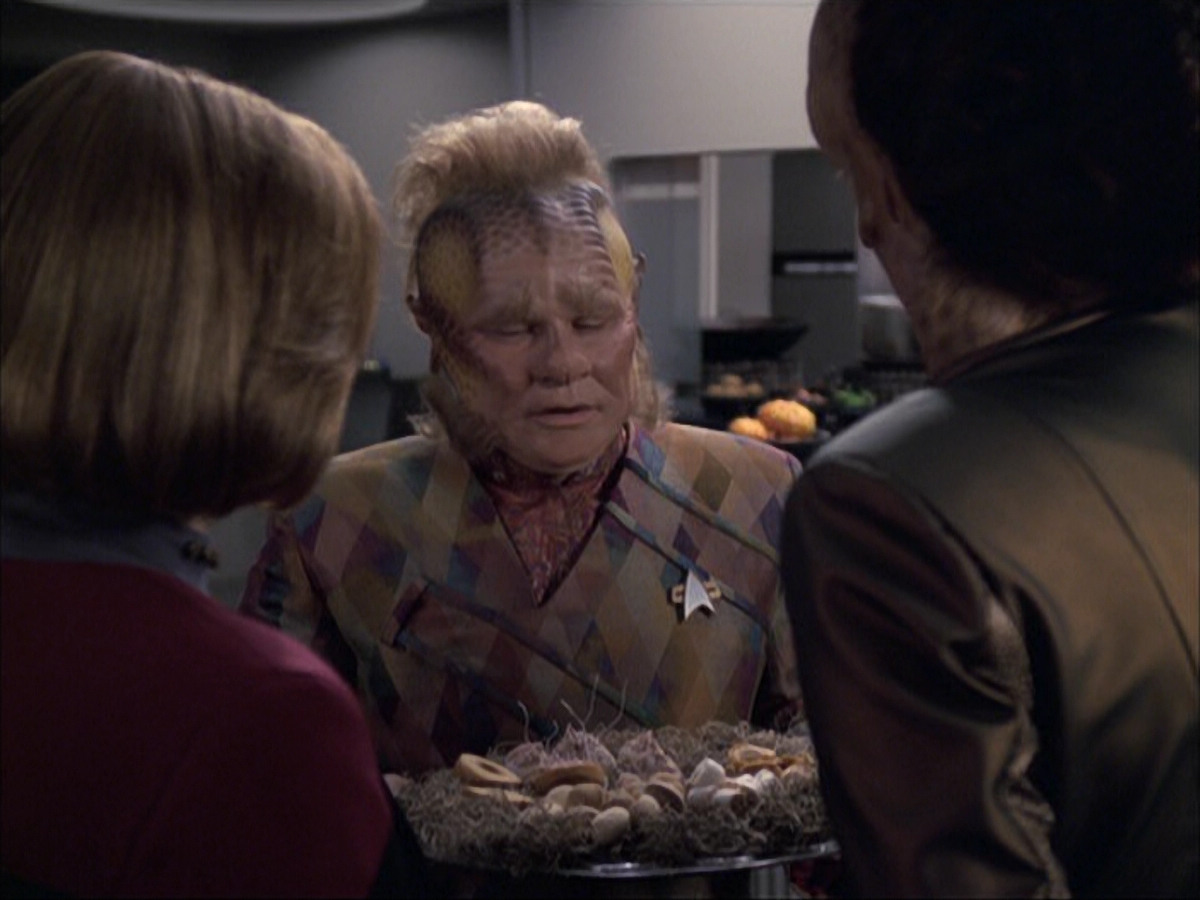 extant_StarTrek_VOY_6x07-DragonsTeeth_01288.jpg