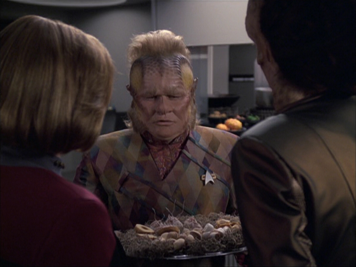 extant_StarTrek_VOY_6x07-DragonsTeeth_01291.jpg