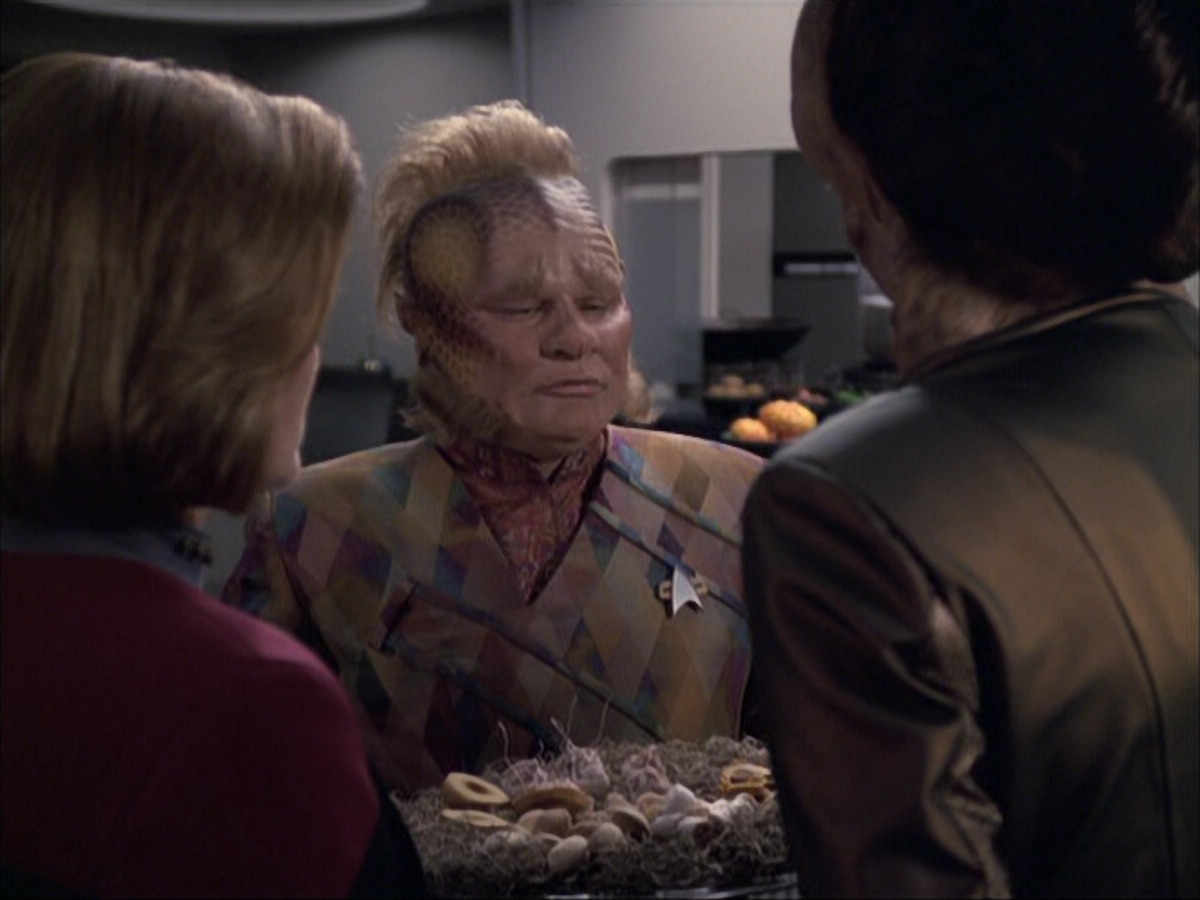 extant_StarTrek_VOY_6x07-DragonsTeeth_01296.jpg
