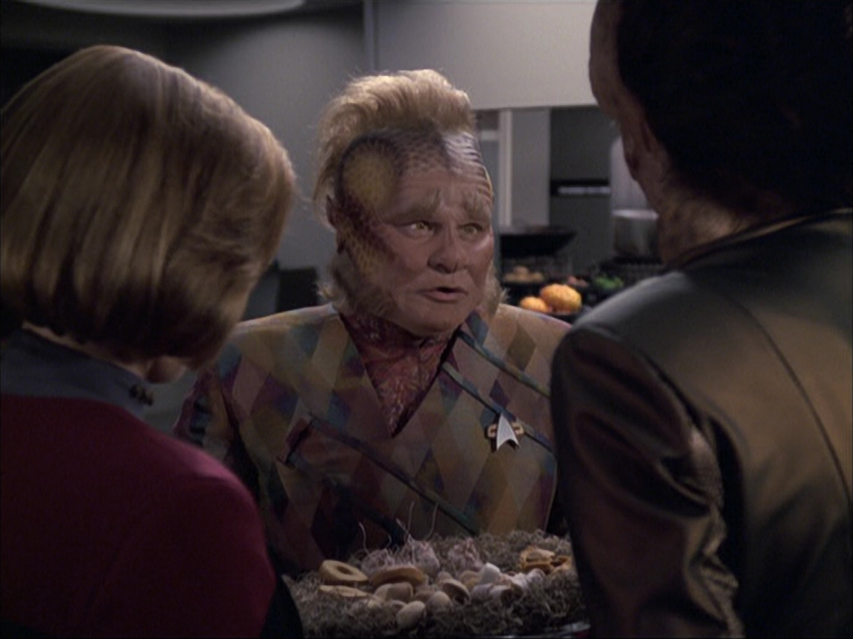 extant_StarTrek_VOY_6x07-DragonsTeeth_01299.jpg