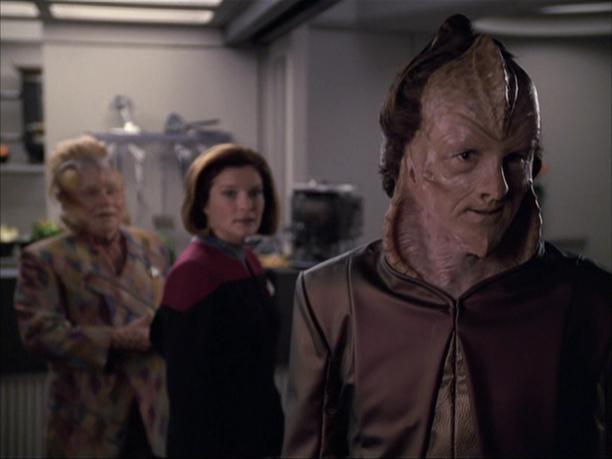 extant_StarTrek_VOY_6x07-DragonsTeeth_01312.jpg