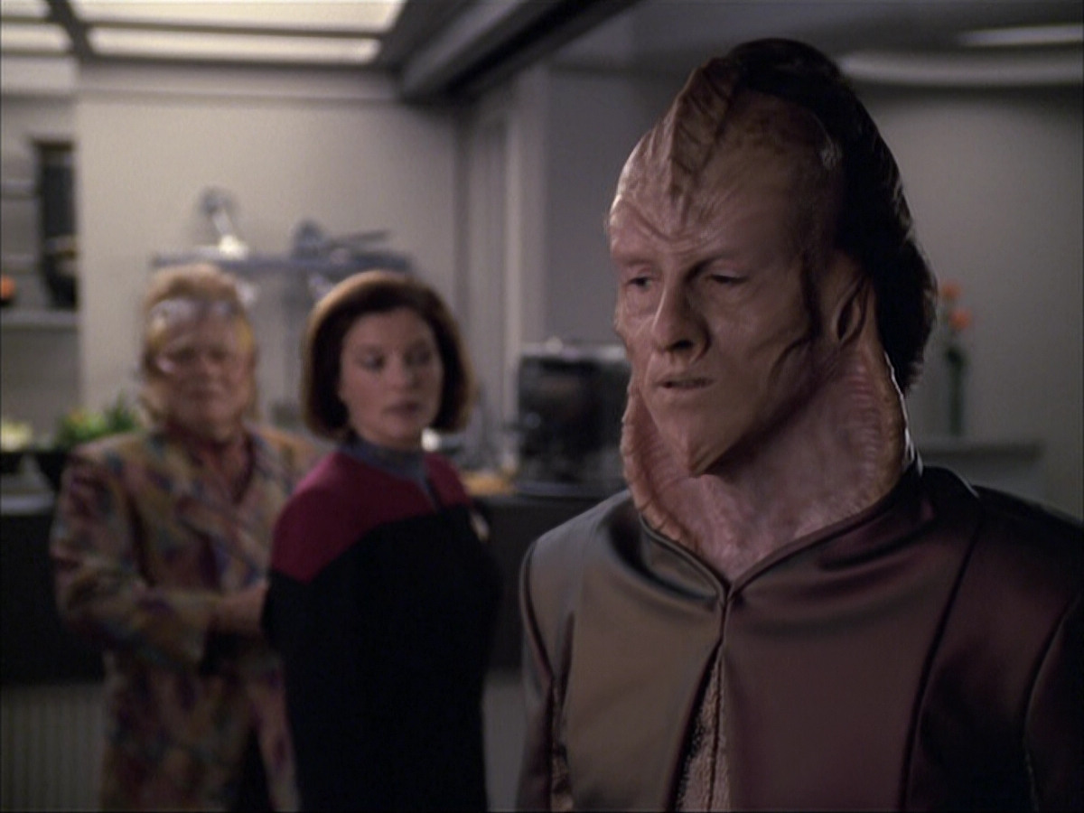 extant_StarTrek_VOY_6x07-DragonsTeeth_01319.jpg