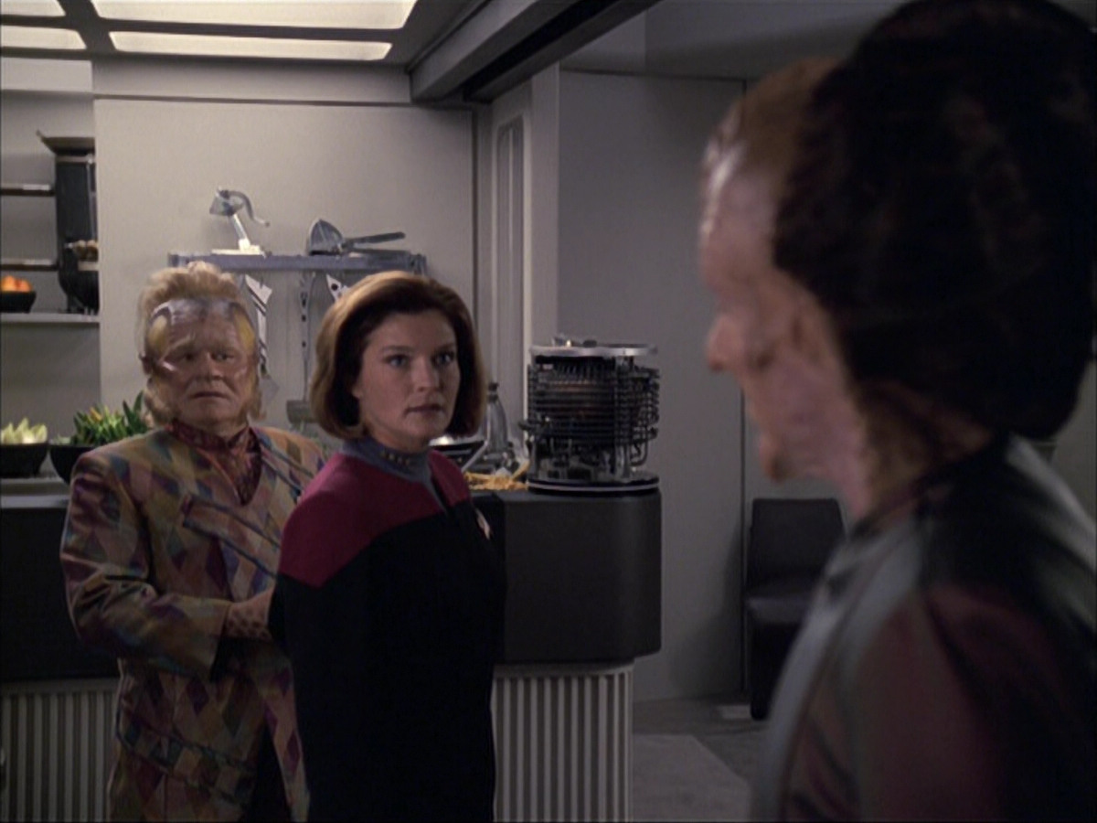 extant_StarTrek_VOY_6x07-DragonsTeeth_01322.jpg