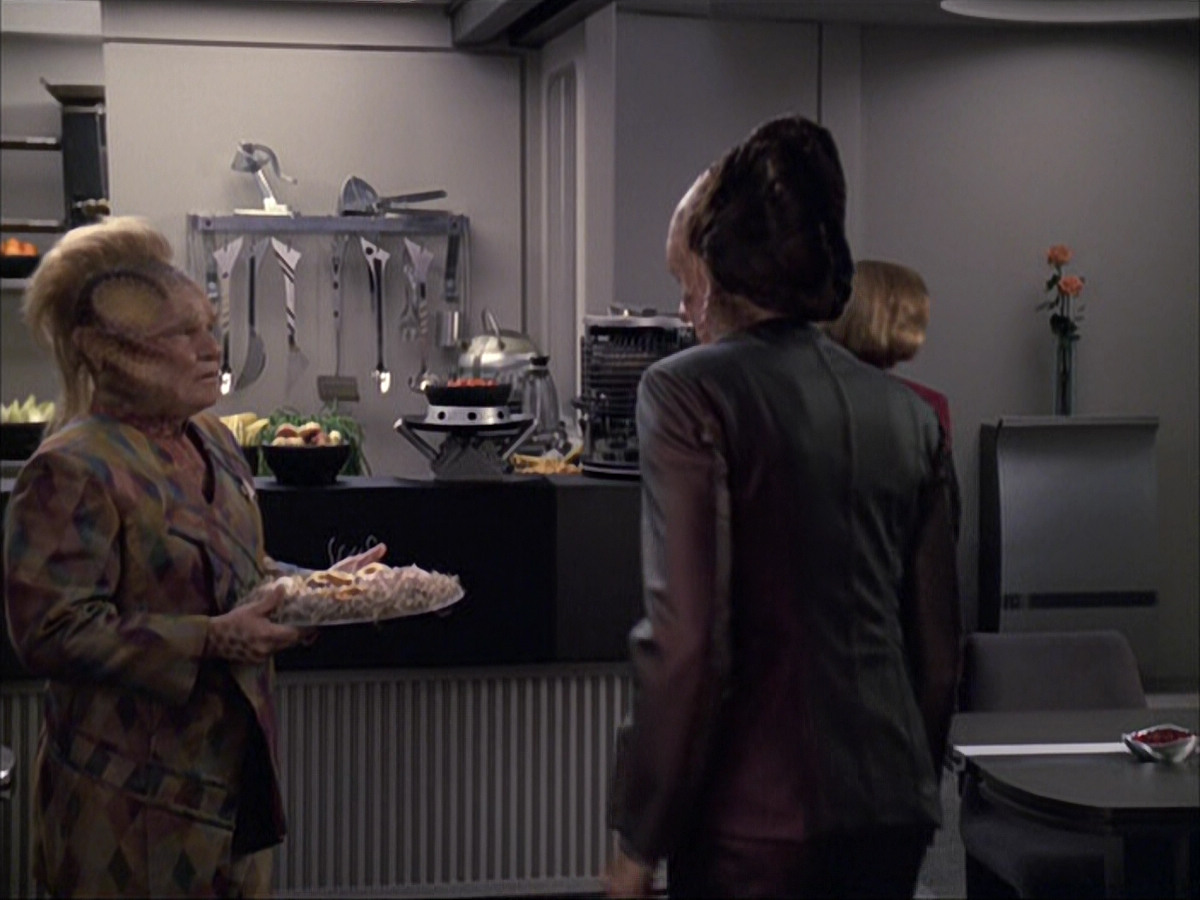 extant_StarTrek_VOY_6x07-DragonsTeeth_01327.jpg