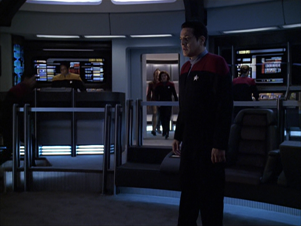 extant_StarTrek_VOY_6x07-DragonsTeeth_01330.jpg