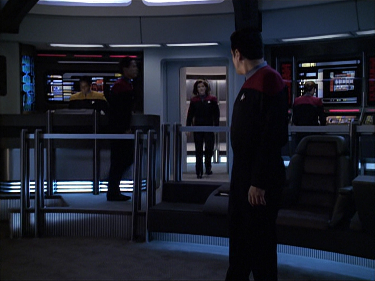 extant_StarTrek_VOY_6x07-DragonsTeeth_01331.jpg