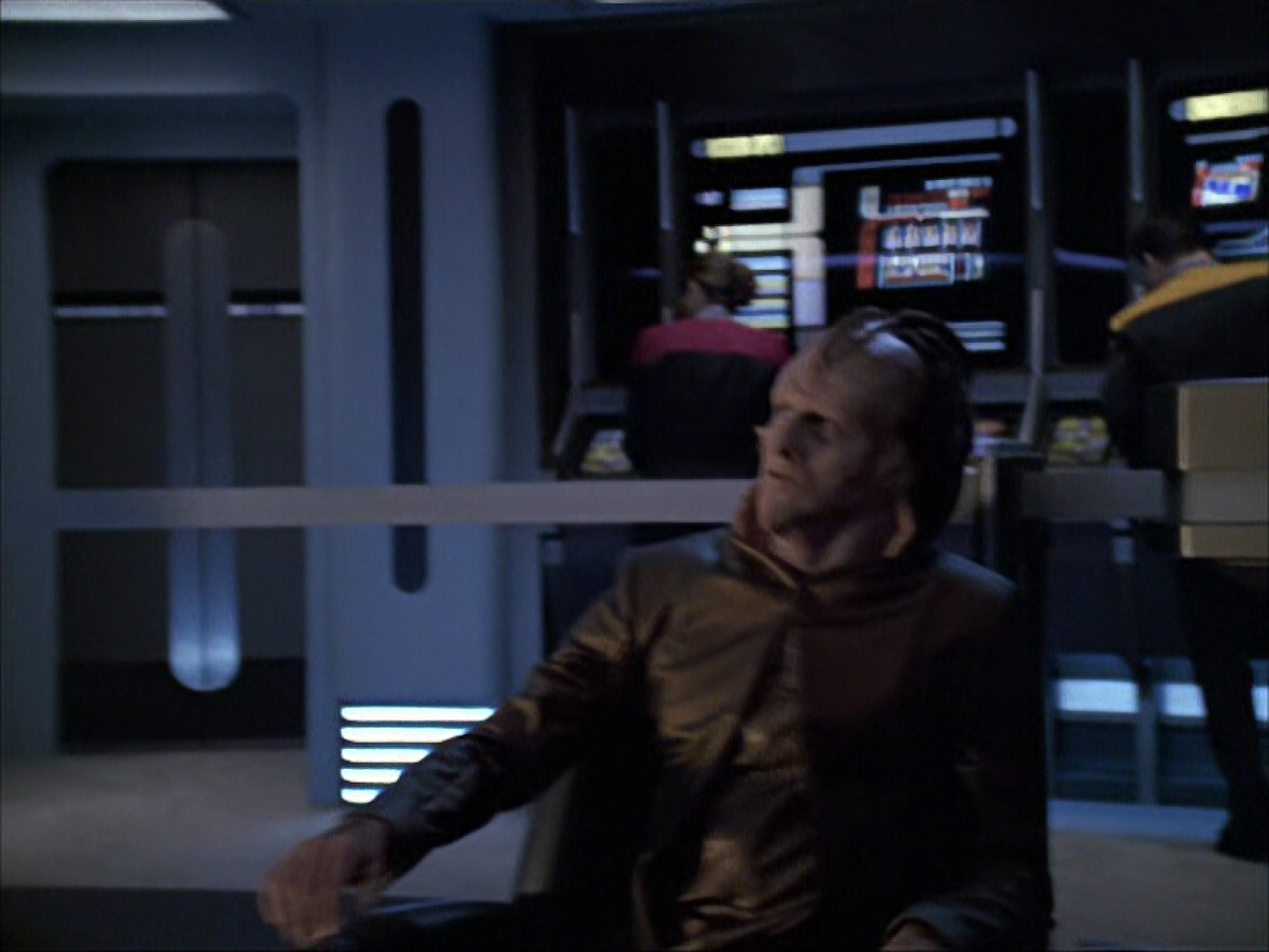 extant_StarTrek_VOY_6x07-DragonsTeeth_01350.jpg
