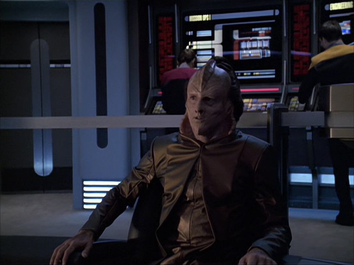 extant_StarTrek_VOY_6x07-DragonsTeeth_01351.jpg