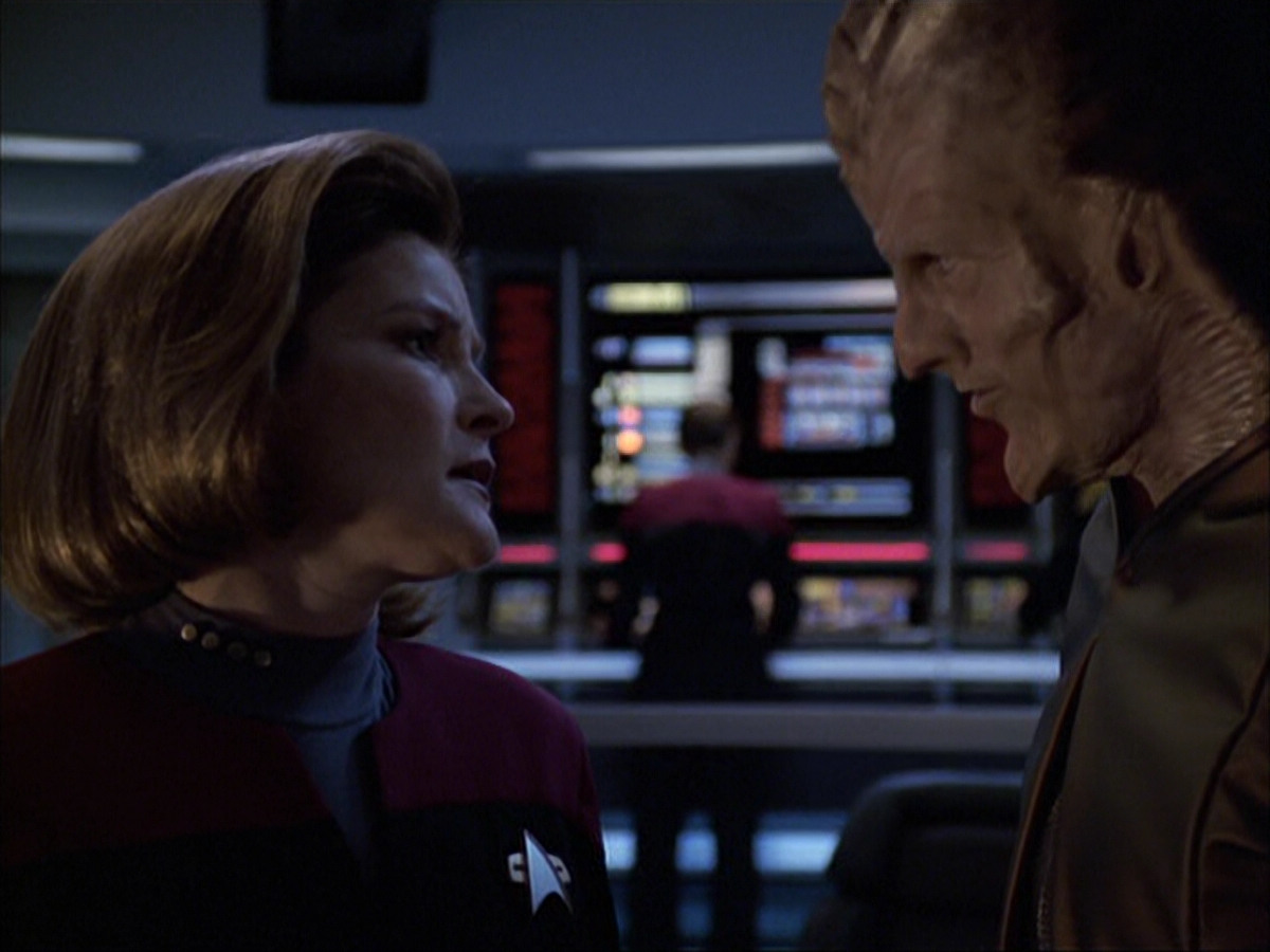 extant_StarTrek_VOY_6x07-DragonsTeeth_01372.jpg
