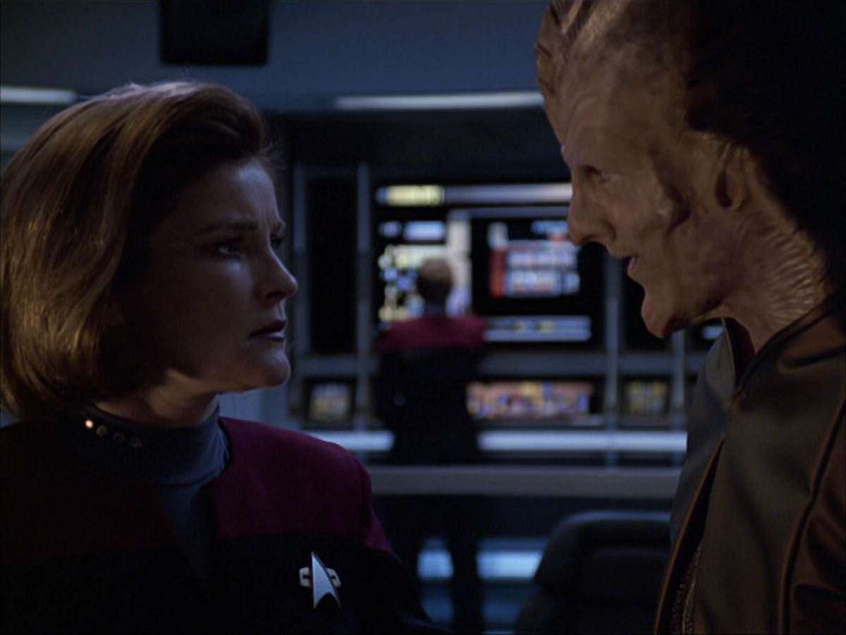 extant_StarTrek_VOY_6x07-DragonsTeeth_01380.jpg