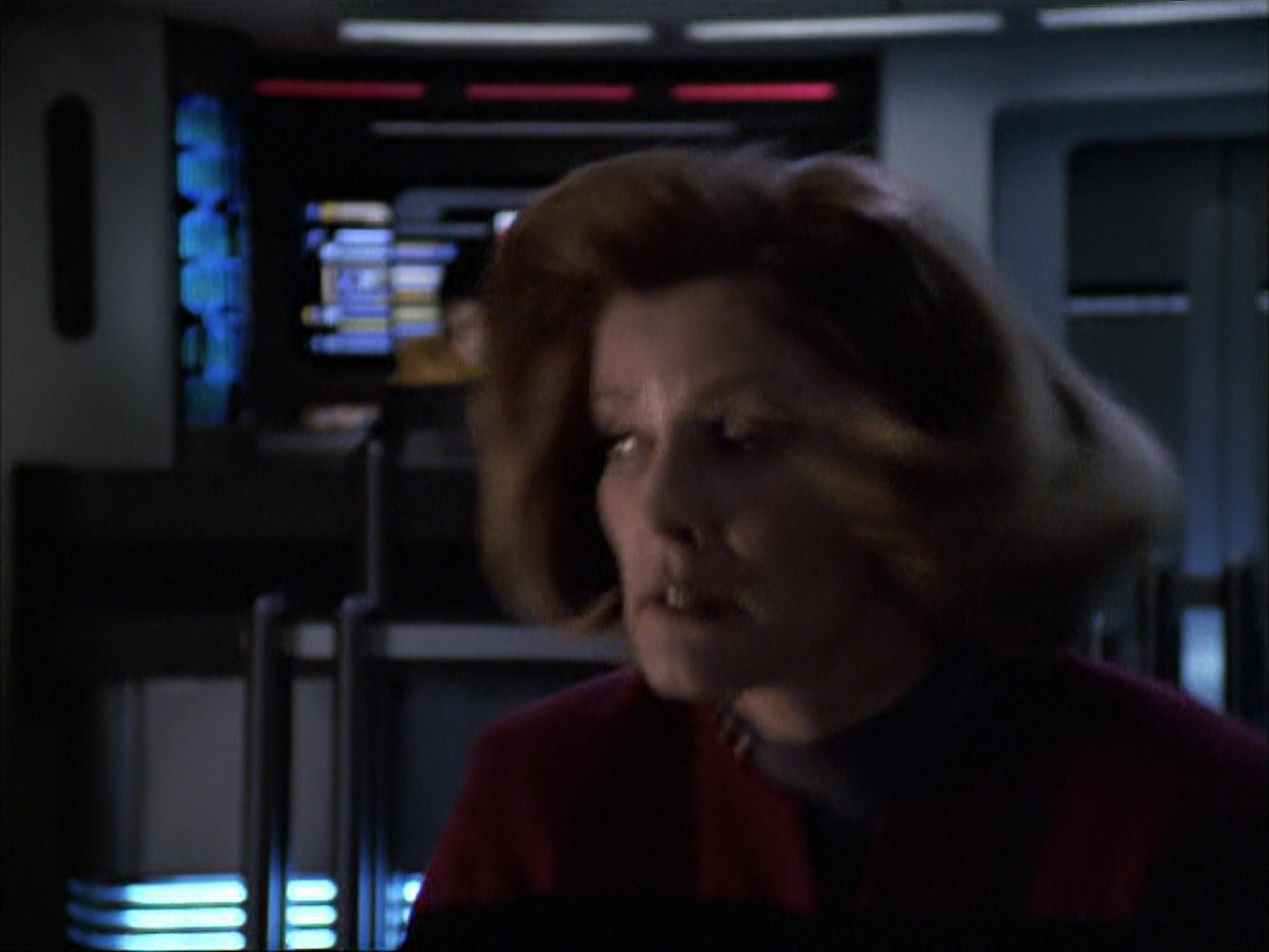 extant_StarTrek_VOY_6x07-DragonsTeeth_01384.jpg