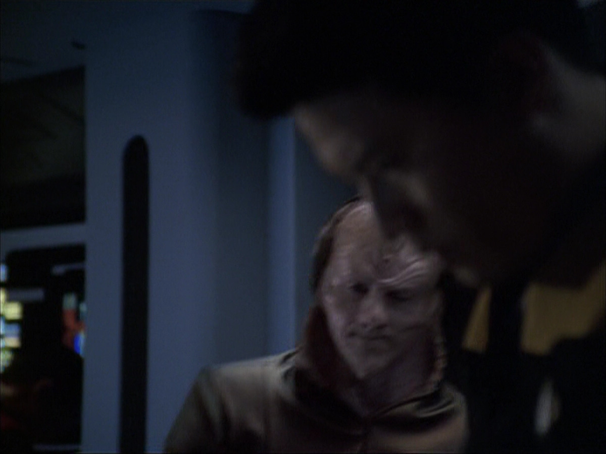 extant_StarTrek_VOY_6x07-DragonsTeeth_01396.jpg