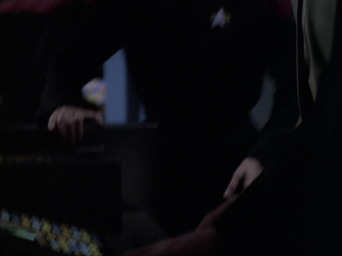 extant_StarTrek_VOY_6x07-DragonsTeeth_01398.jpg
