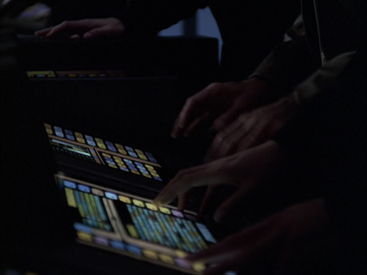 extant_StarTrek_VOY_6x07-DragonsTeeth_01399.jpg