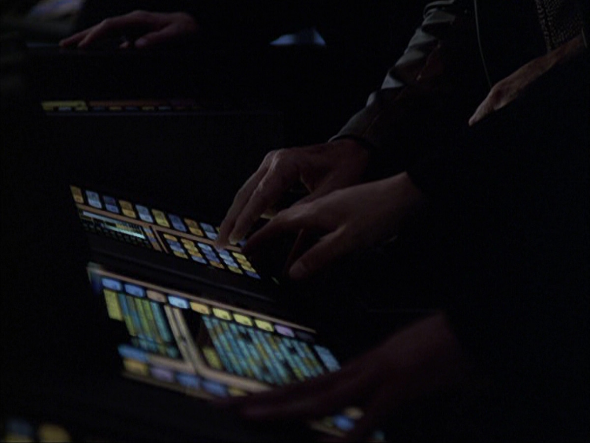 extant_StarTrek_VOY_6x07-DragonsTeeth_01410.jpg