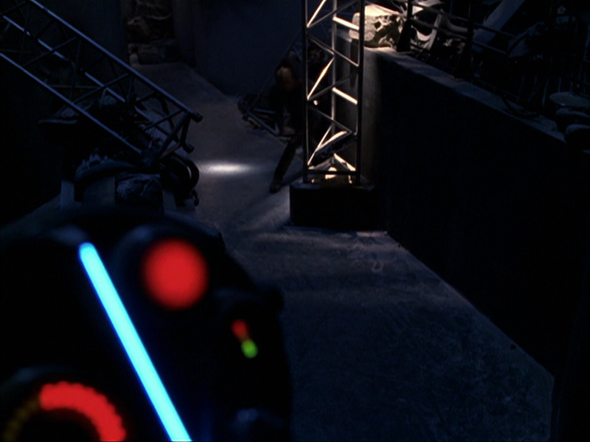 extant_StarTrek_VOY_6x07-DragonsTeeth_01495.jpg