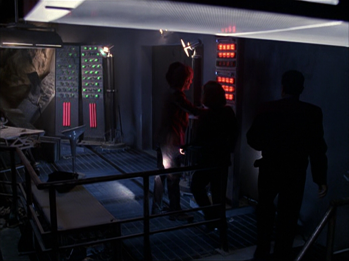 extant_StarTrek_VOY_6x07-DragonsTeeth_01509.jpg