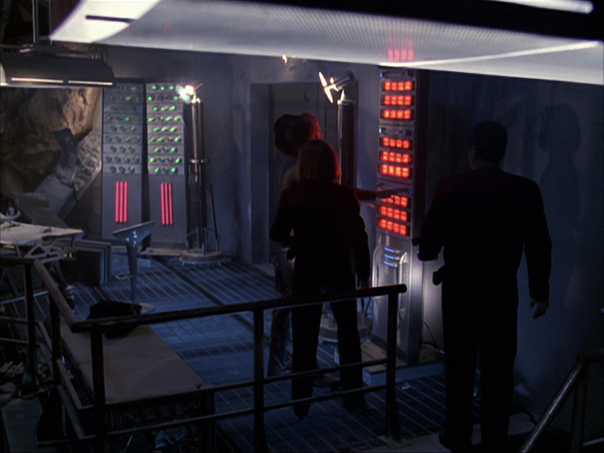 extant_StarTrek_VOY_6x07-DragonsTeeth_01510.jpg