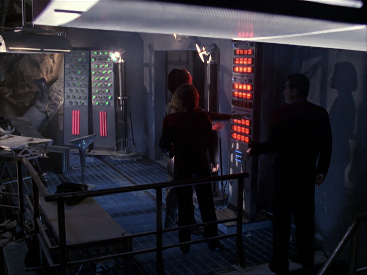 extant_StarTrek_VOY_6x07-DragonsTeeth_01511.jpg