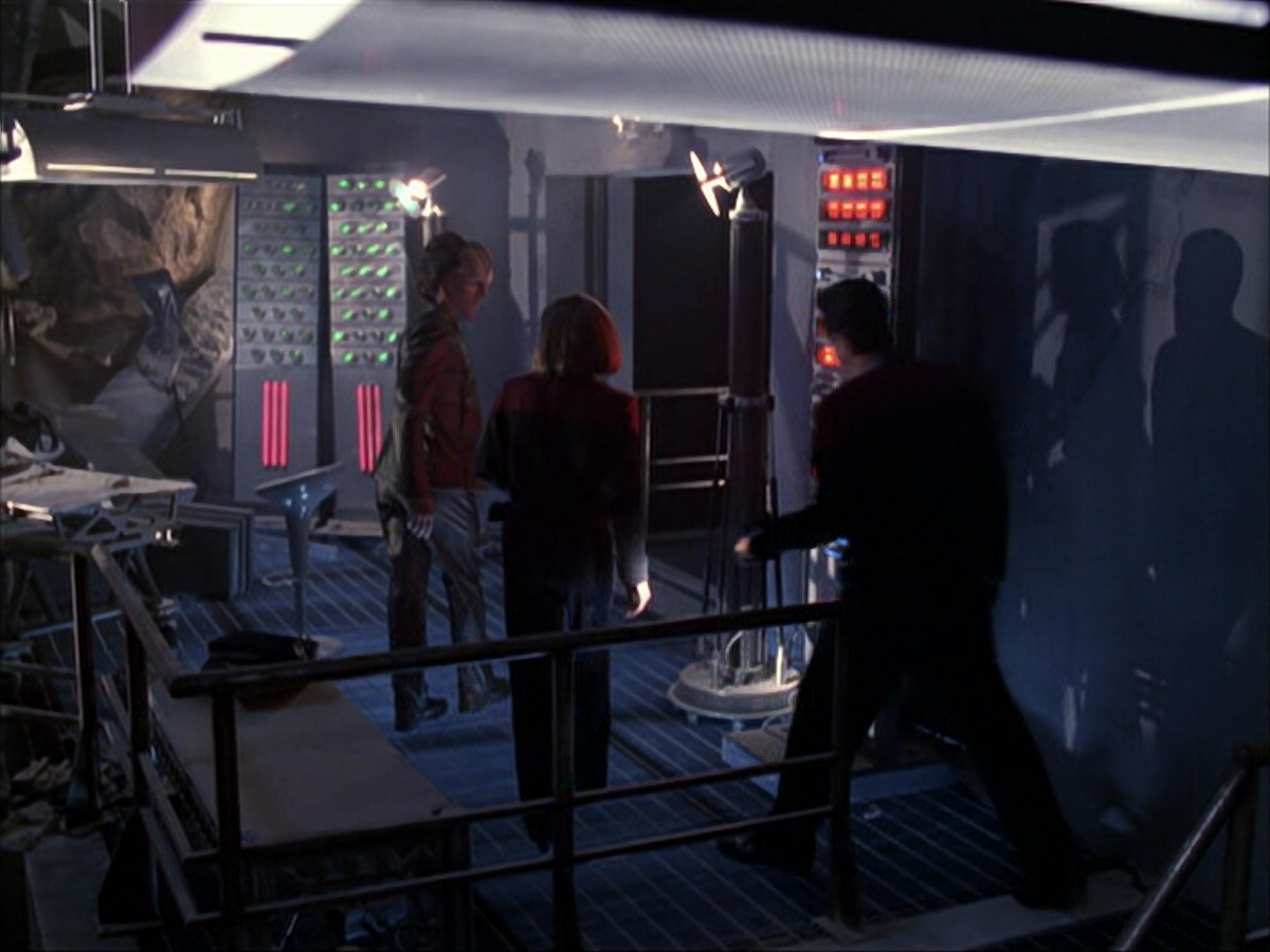 extant_StarTrek_VOY_6x07-DragonsTeeth_01514.jpg