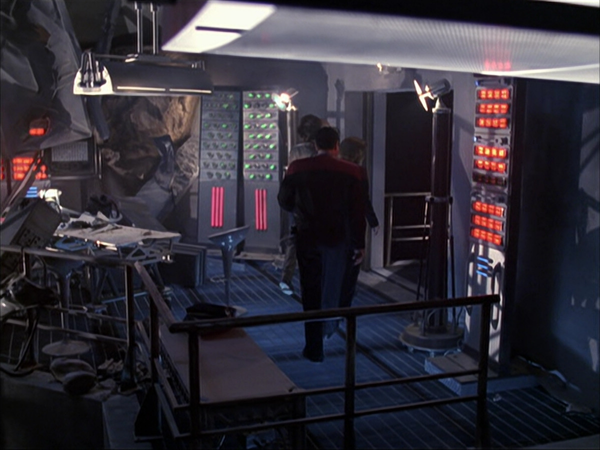 extant_StarTrek_VOY_6x07-DragonsTeeth_01517.jpg