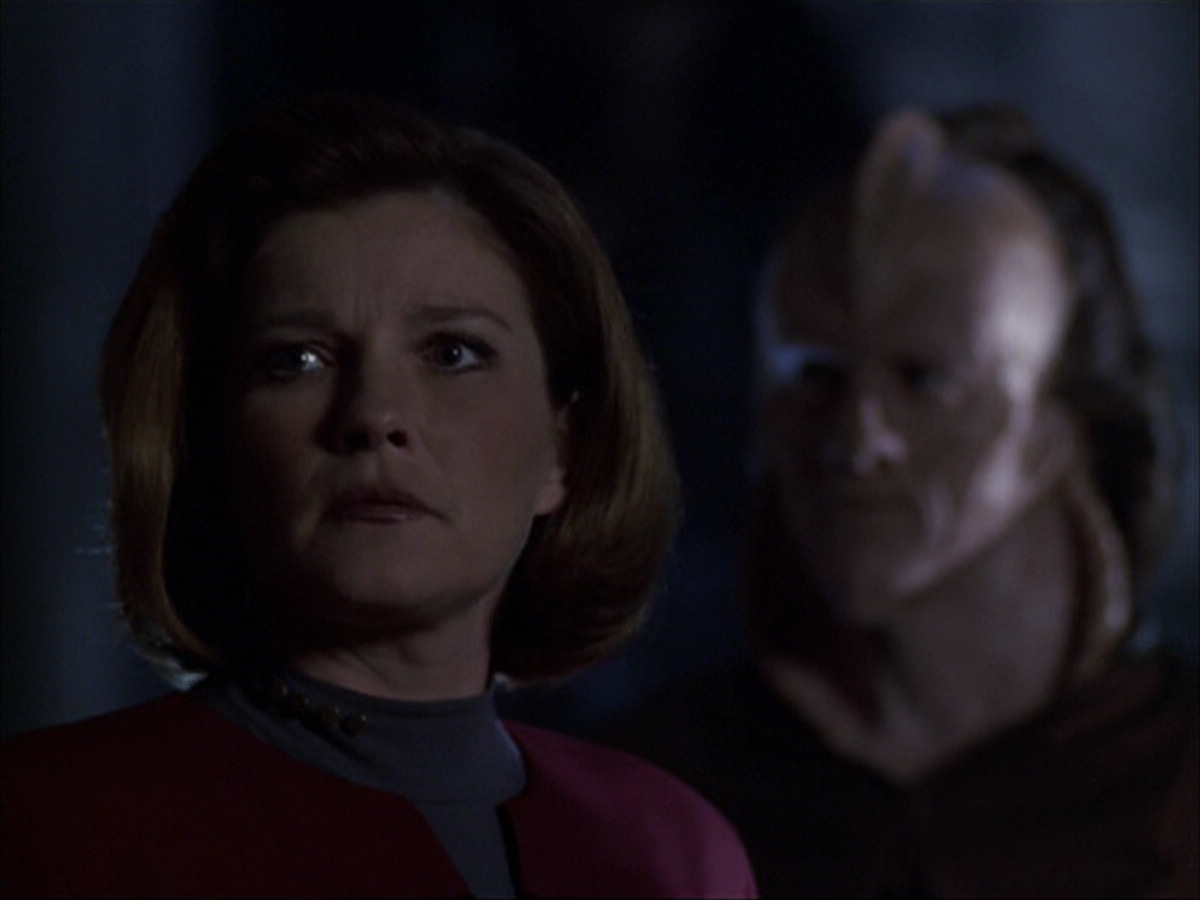 extant_StarTrek_VOY_6x07-DragonsTeeth_01540.jpg