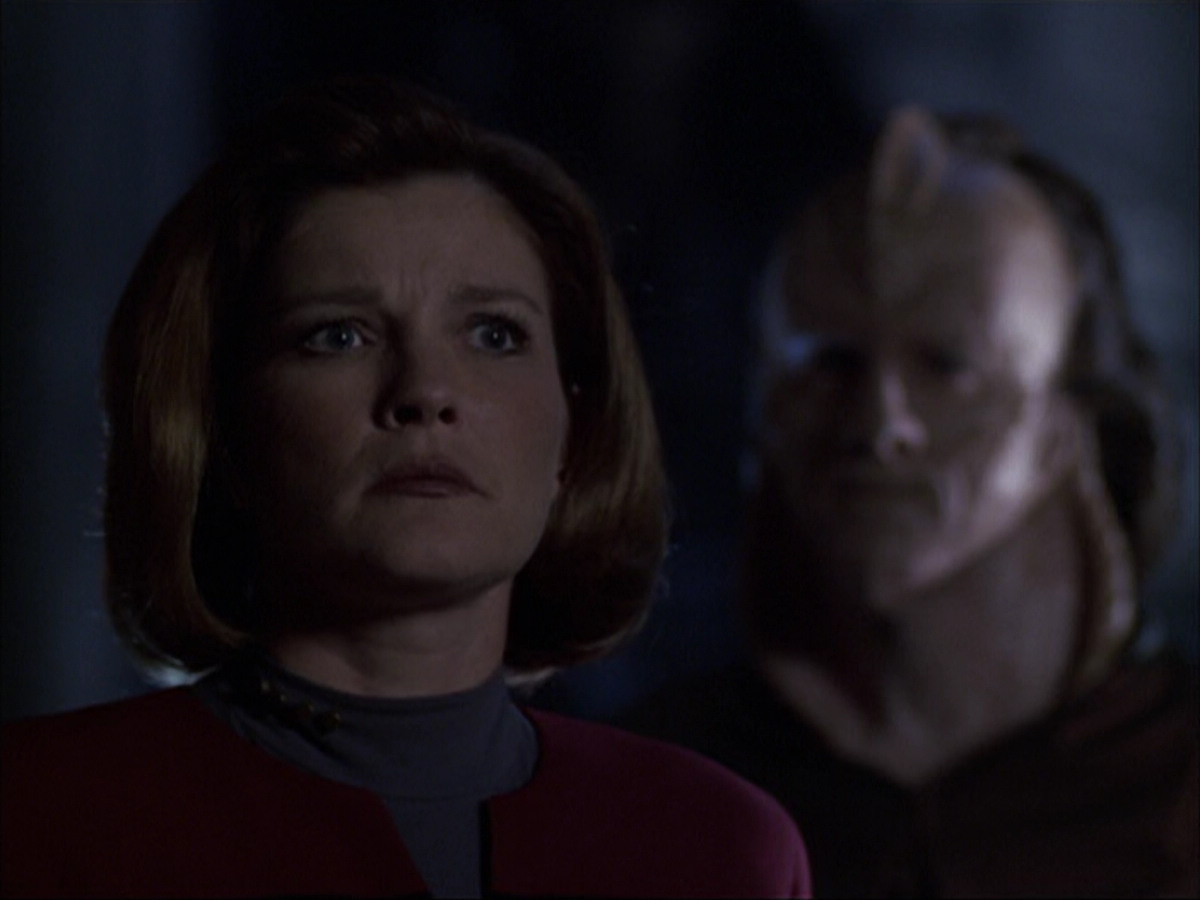 extant_StarTrek_VOY_6x07-DragonsTeeth_01549.jpg