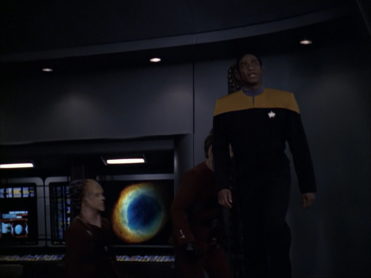extant_StarTrek_VOY_6x07-DragonsTeeth_01580.jpg