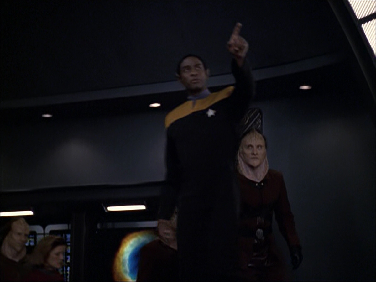 extant_StarTrek_VOY_6x07-DragonsTeeth_01581.jpg