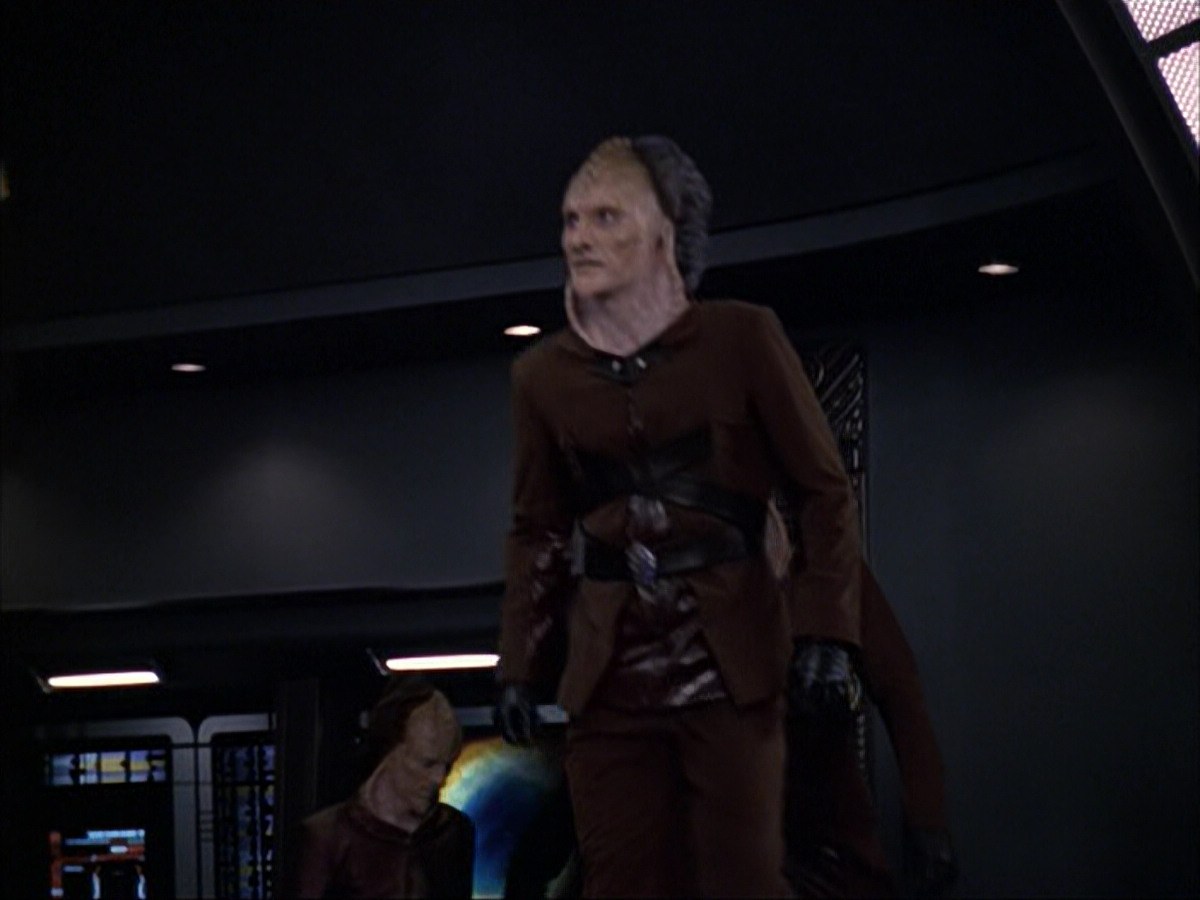 extant_StarTrek_VOY_6x07-DragonsTeeth_01583.jpg