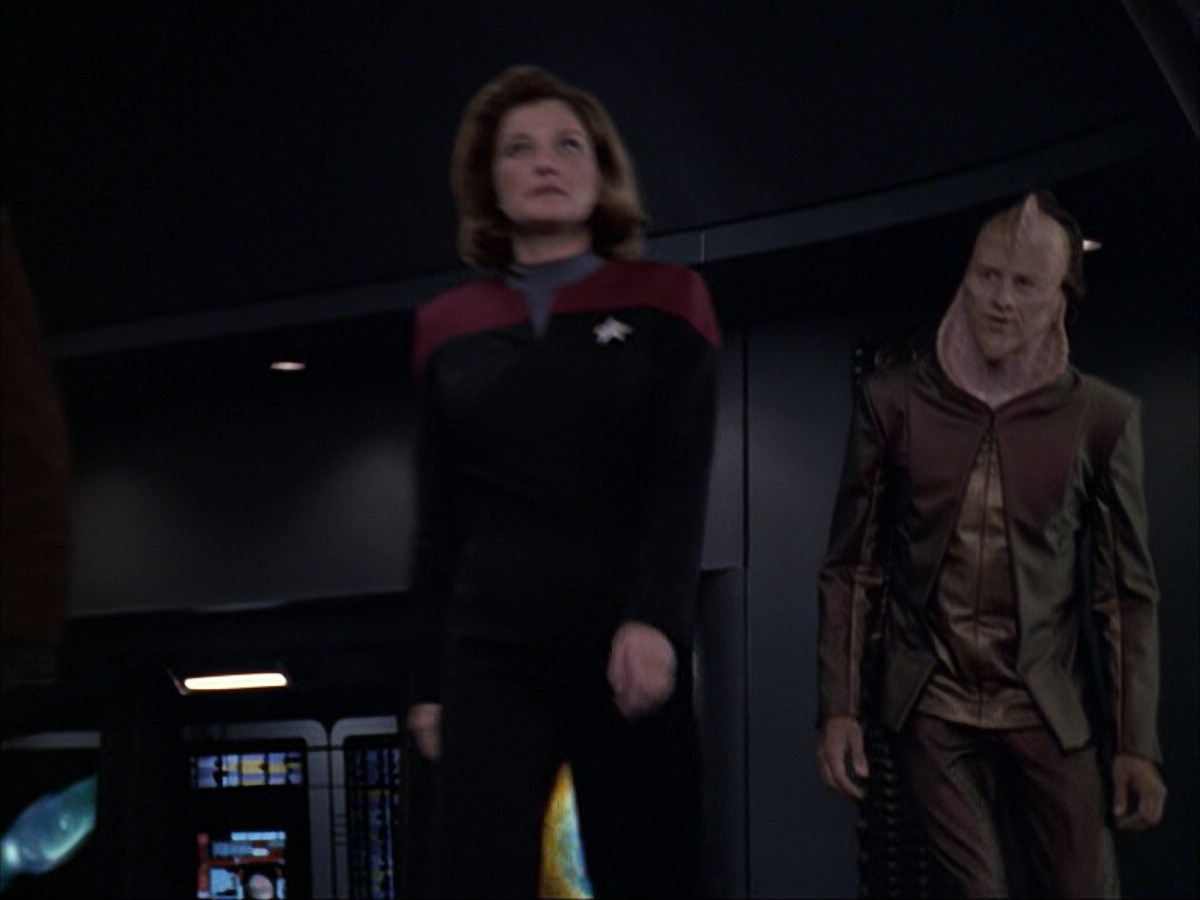 extant_StarTrek_VOY_6x07-DragonsTeeth_01587.jpg