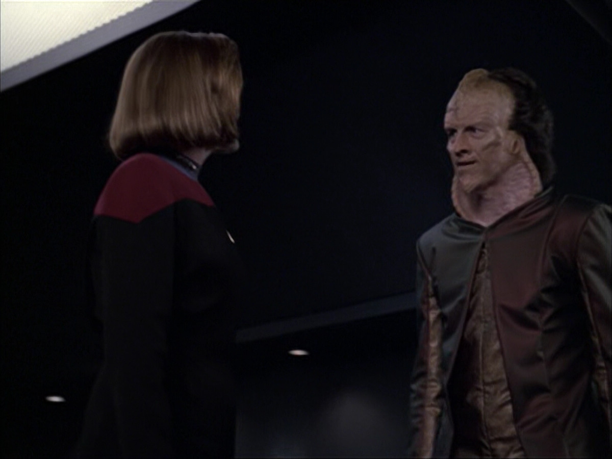 extant_StarTrek_VOY_6x07-DragonsTeeth_01590.jpg