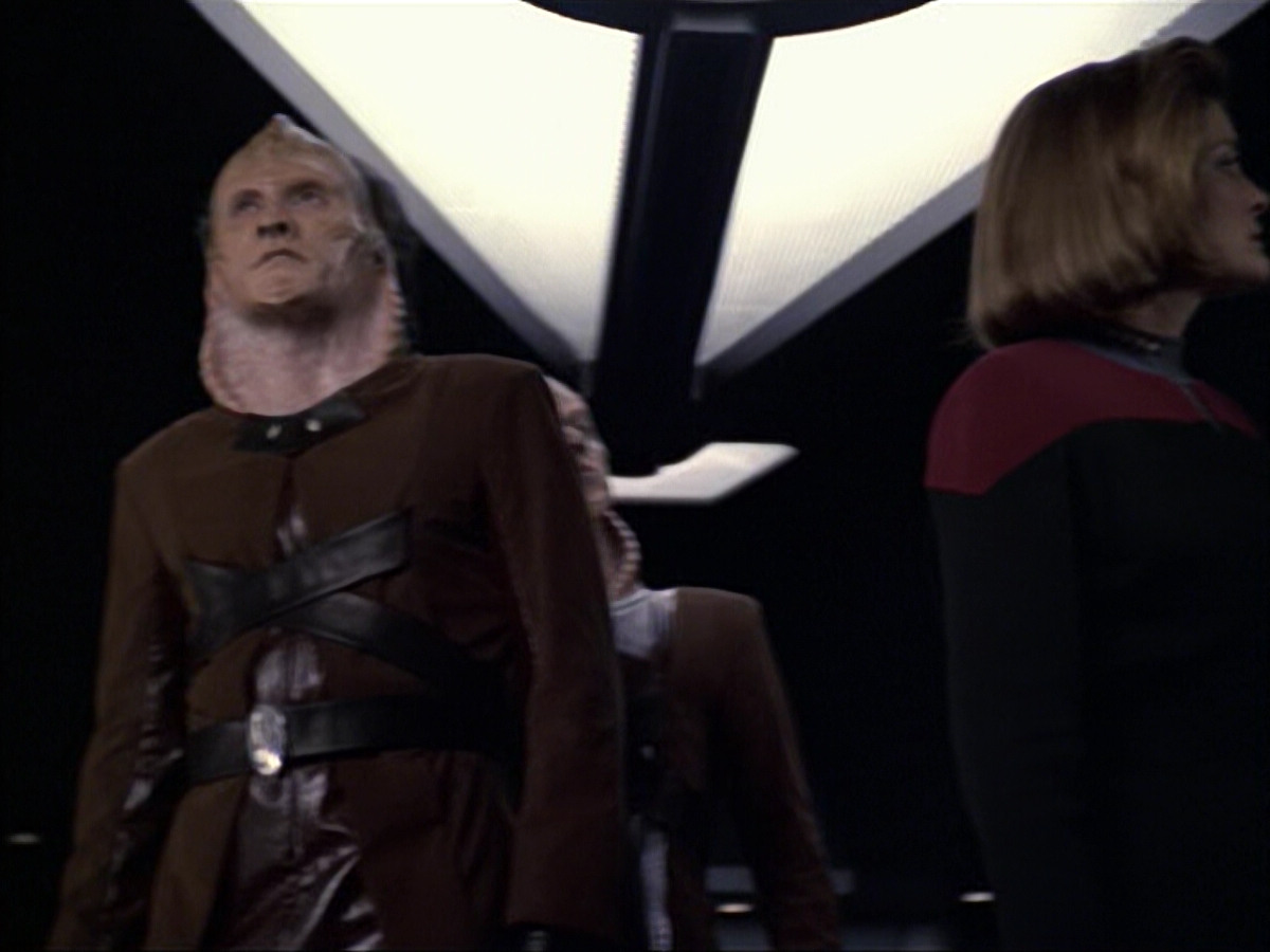 extant_StarTrek_VOY_6x07-DragonsTeeth_01592.jpg