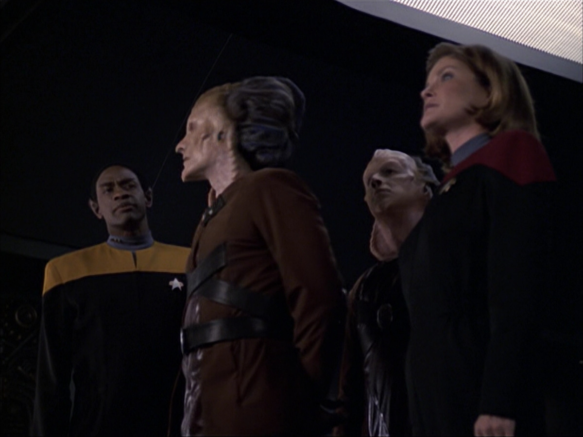 extant_StarTrek_VOY_6x07-DragonsTeeth_01608.jpg