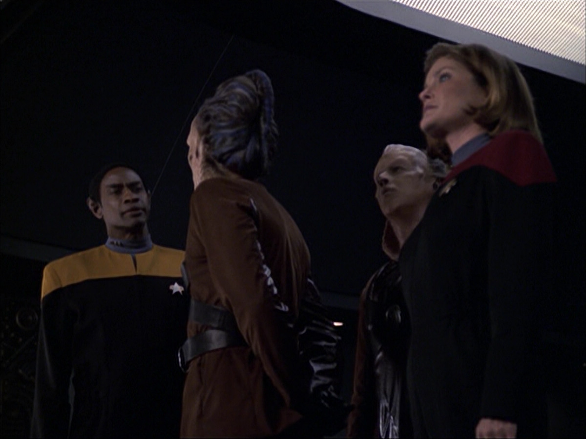 extant_StarTrek_VOY_6x07-DragonsTeeth_01609.jpg