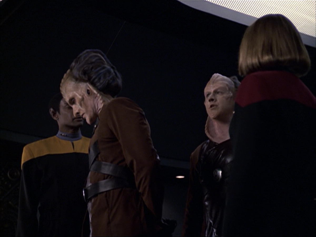 extant_StarTrek_VOY_6x07-DragonsTeeth_01613.jpg