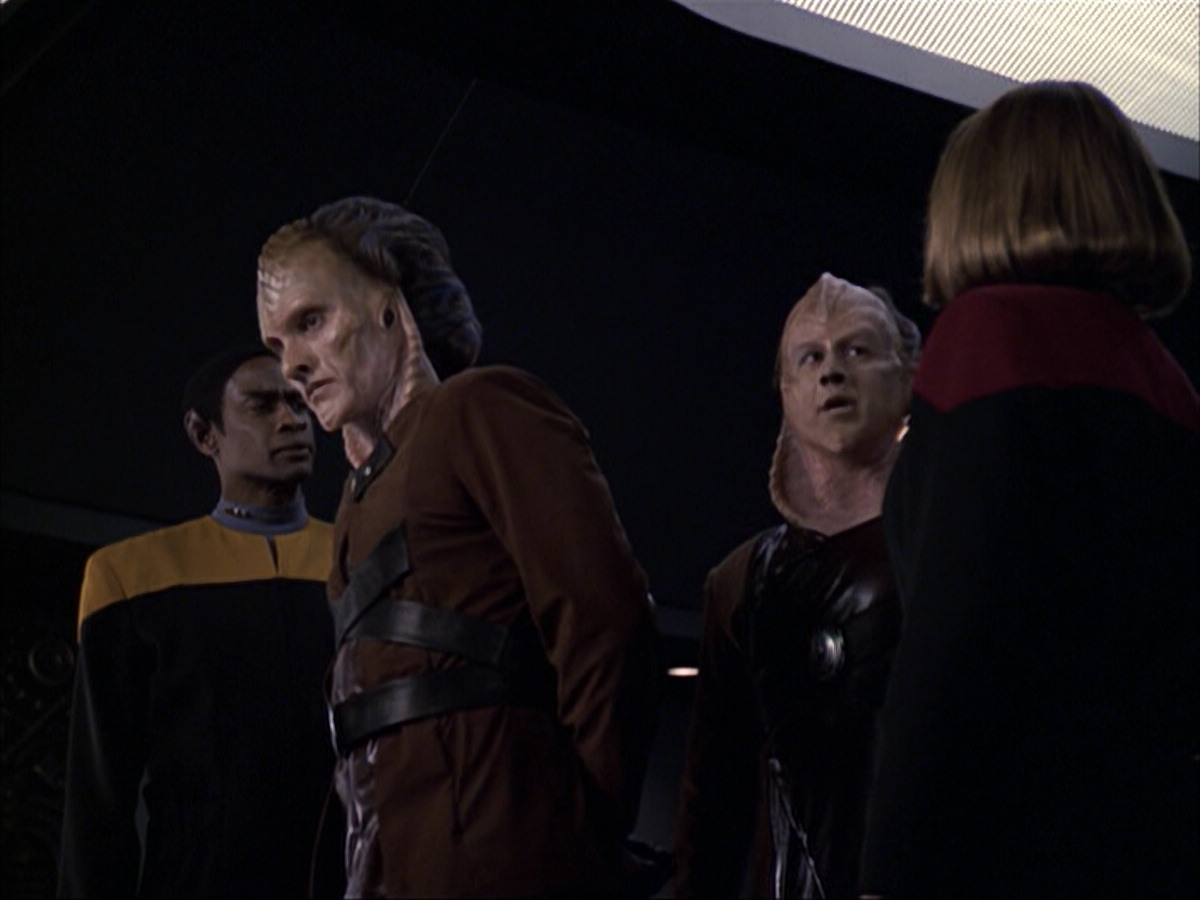 extant_StarTrek_VOY_6x07-DragonsTeeth_01615.jpg