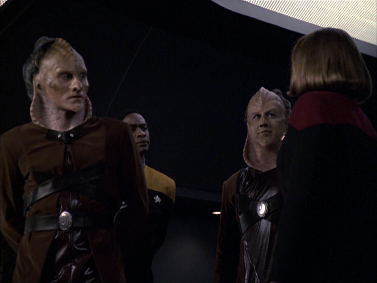 extant_StarTrek_VOY_6x07-DragonsTeeth_01618.jpg