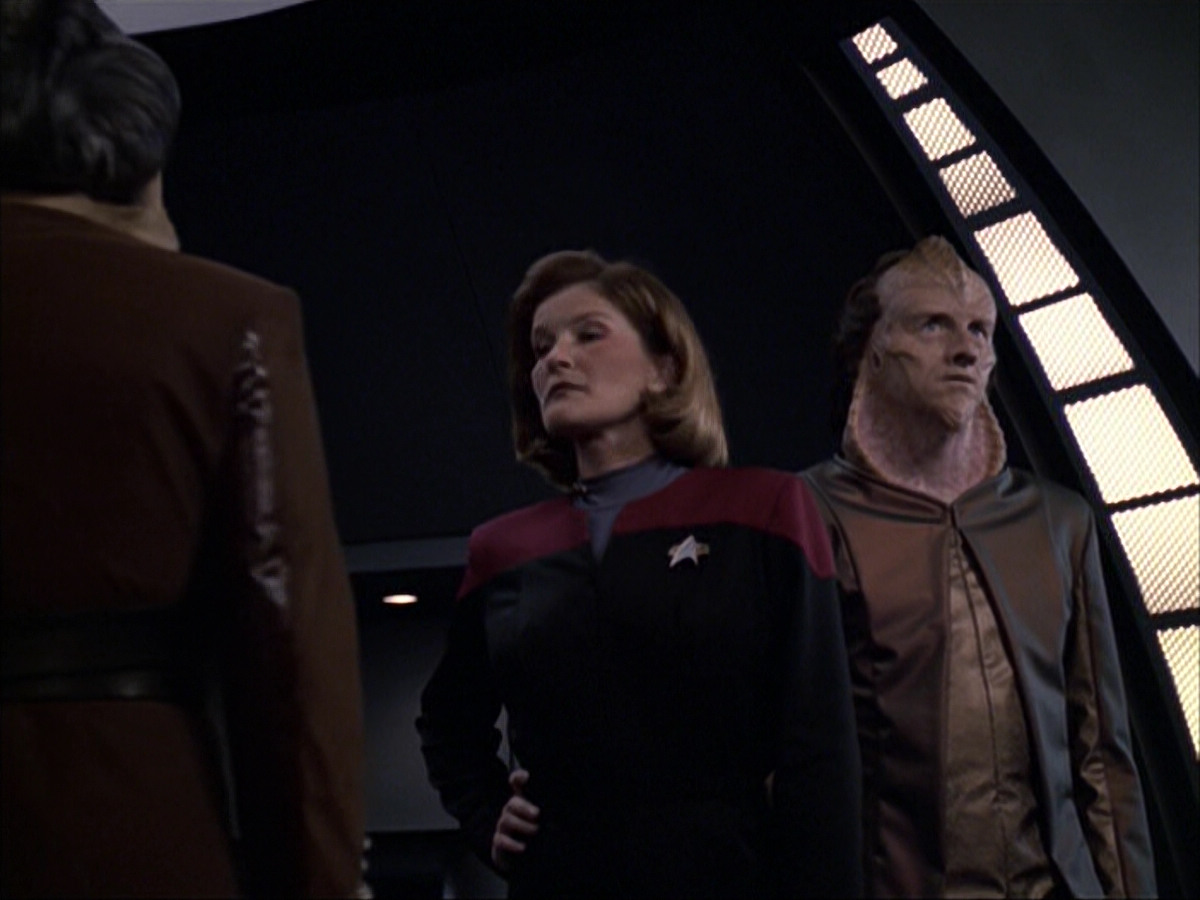 extant_StarTrek_VOY_6x07-DragonsTeeth_01619.jpg