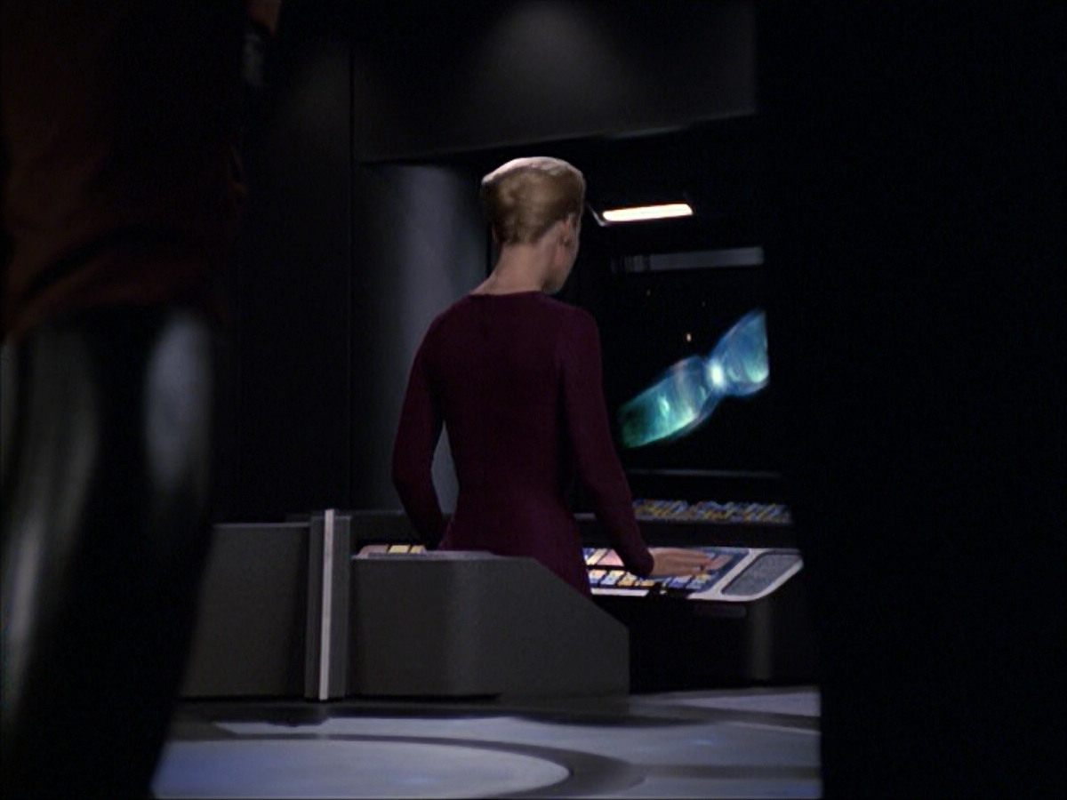 extant_StarTrek_VOY_6x07-DragonsTeeth_01629.jpg