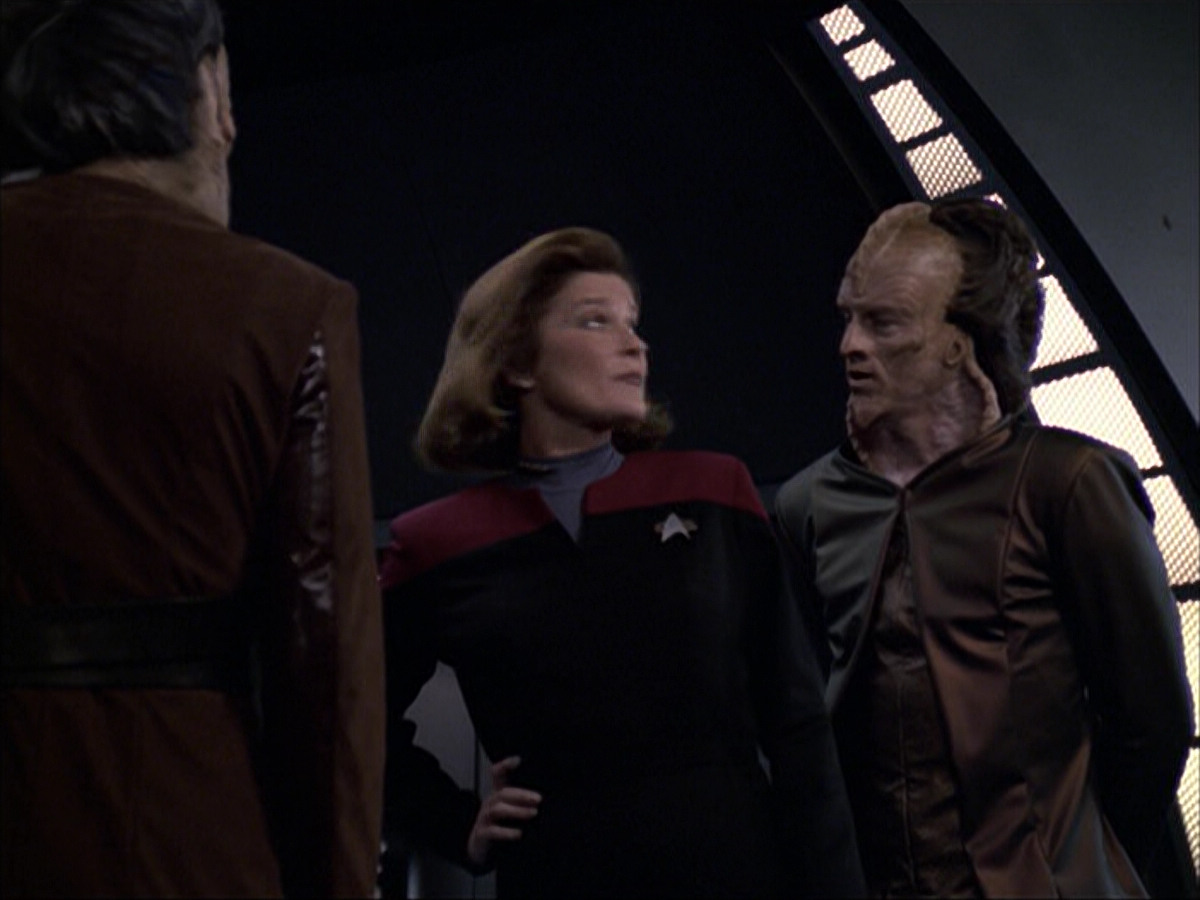 extant_StarTrek_VOY_6x07-DragonsTeeth_01637.jpg