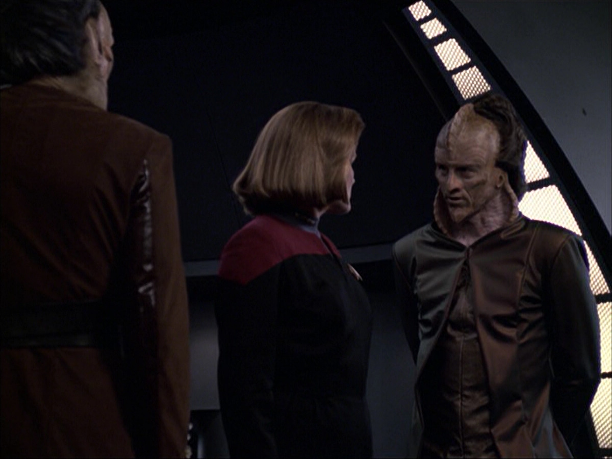 extant_StarTrek_VOY_6x07-DragonsTeeth_01640.jpg