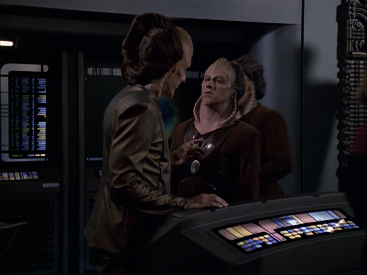 extant_StarTrek_VOY_6x07-DragonsTeeth_01652.jpg