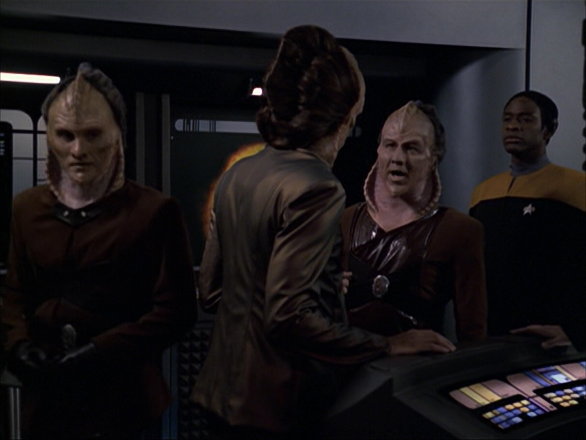 extant_StarTrek_VOY_6x07-DragonsTeeth_01655.jpg