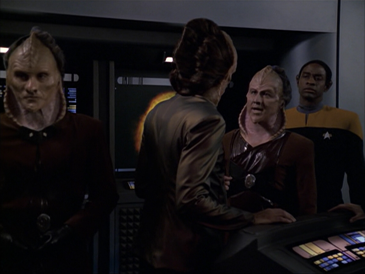 extant_StarTrek_VOY_6x07-DragonsTeeth_01656.jpg