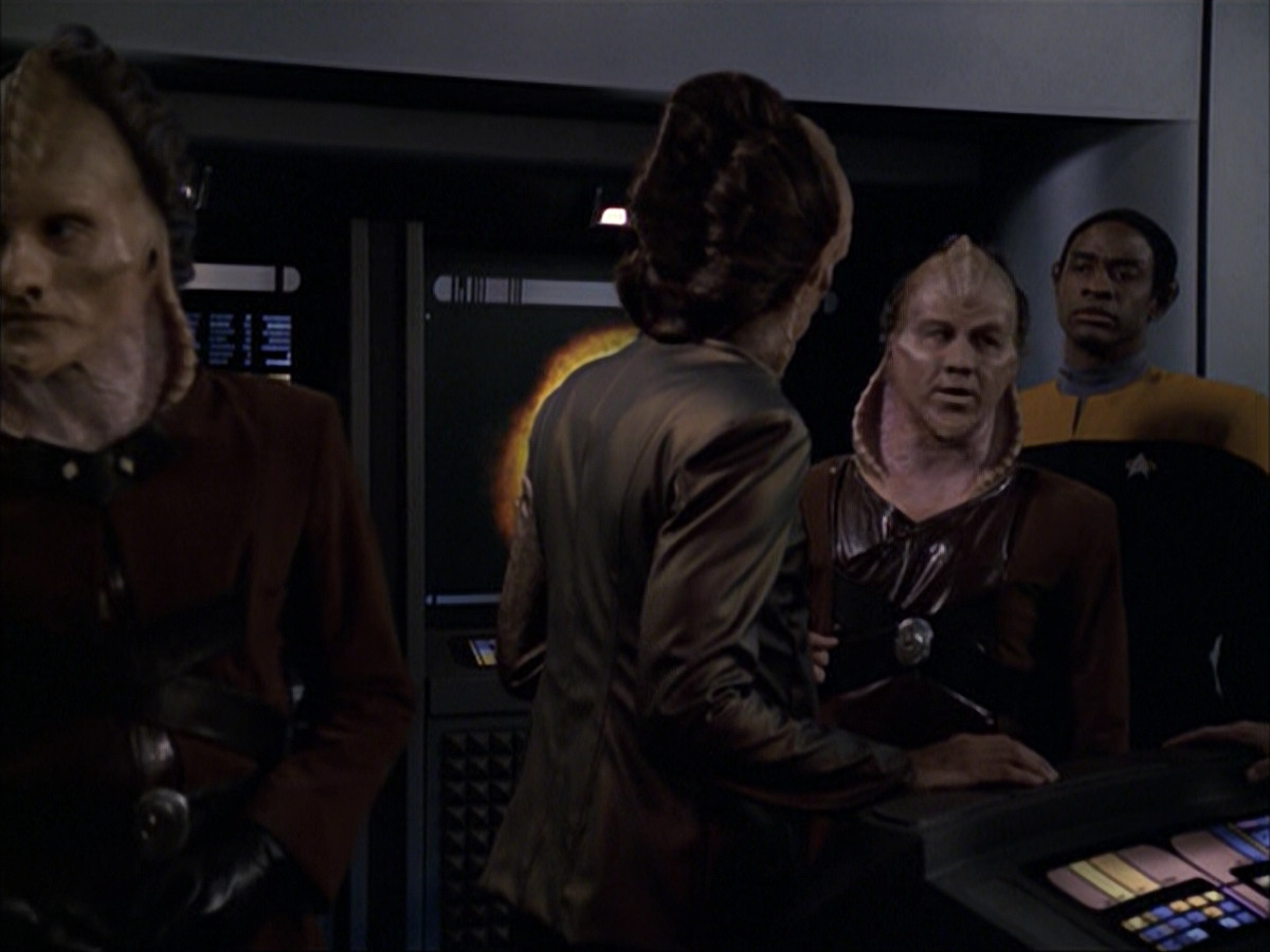 extant_StarTrek_VOY_6x07-DragonsTeeth_01657.jpg