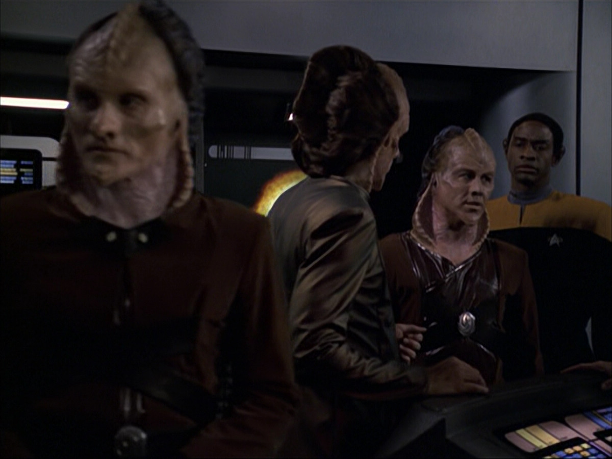 extant_StarTrek_VOY_6x07-DragonsTeeth_01658.jpg